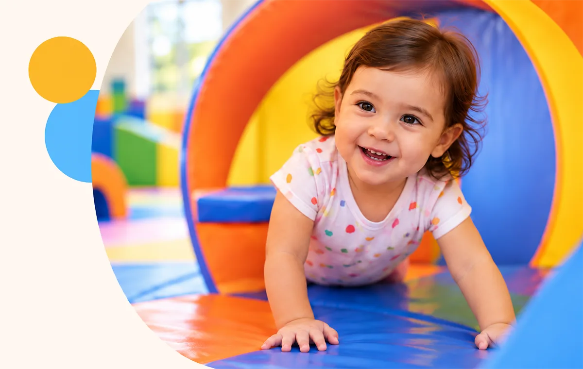 Niña jugando en Gymboree Play & Music Guatemala